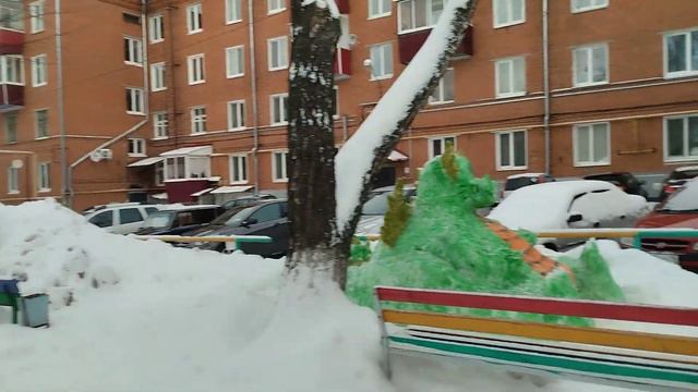 Жизнь в России. снежная скульптура дракончика во дворах по улице Фурманова Южного посёлка Сарапула смотреть онлайн
