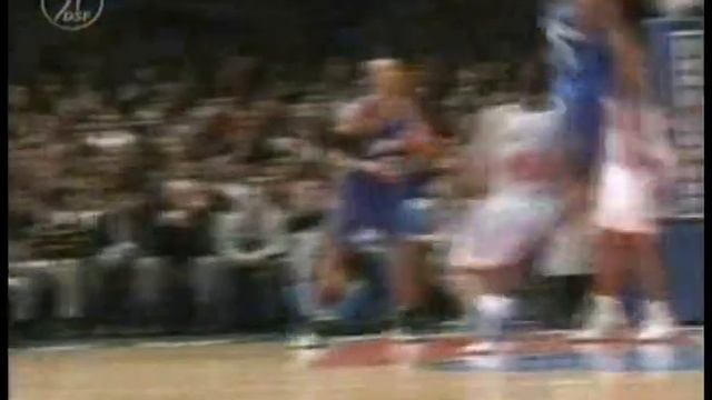 Tracy McGrady (Magic) posterizes Othella Harrington vs. Knicks смотреть онлайн