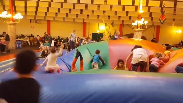 Kinderstad Heerlen Детский развлекательный центр с горками батутами и бассейном с шариками смотреть онлайн