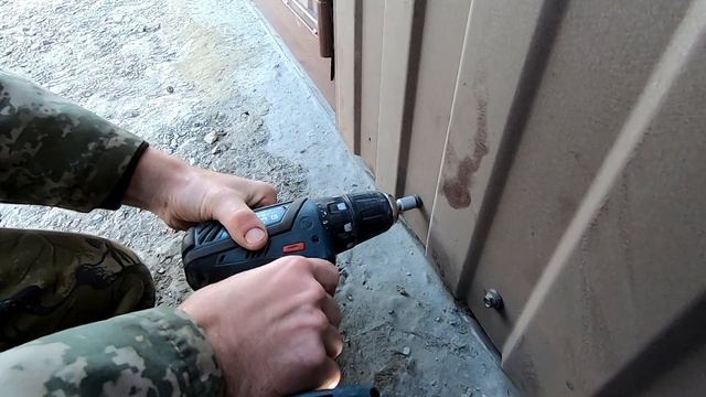 Устанавливаем большие входные ворота, утепляем и обшиваем профнастилом (3 ЧАСТЬ) смотреть онлайн