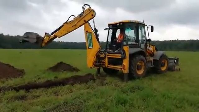 Аренда экскаватора-погрузчика JCB 3CX в Москве для разработки траншей