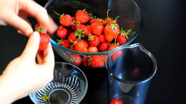 ПАНАКОТА С КЛУБНИКОЙ | Strawberry Panna Cotta [видео рецепты] смотреть онлайн