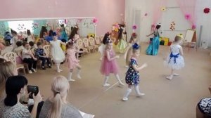 Танцевальная композиция " Праздник бабушек и мам"