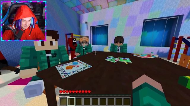 ВПЕРВЫЕ ВЫЖИЛИ НА ИГРЕ В КАЛЬМАРА В МАЙНКРАФТ! смотреть онлайн