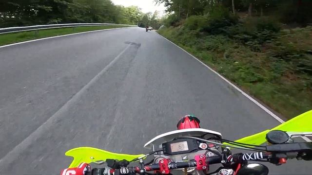 CRF 450 vs SWM 500 - FULL GASSSS смотреть онлайн
