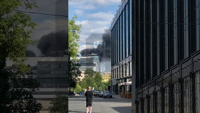 [ Альбом ]
⚡️Столб чёрного дыма поднимается над Москвой - в самом центре столицы пожар По данным МЧ смотреть онлайн