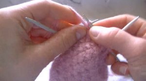 ВЯЖЕМ ВАРЕЖКИ ЖЕМЧУЖНЫМ УЗОРОМ ИЗ ПРЯЖИ ПУХ НОРКИ. КОМПЛЕКТ ВАРЕЖКИ + ШАПКА.