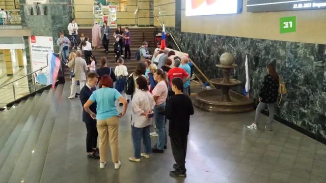 Триколор из гвоздей и ниток. На ж/д вокзале нестандартно отметили День флага смотреть онлайн