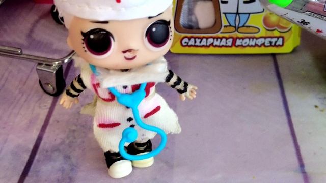 КОНФЕТНЫЕ ГРАДУСНИКИ И ТАБЛЕТКИ?? Новый ДОКТОР в детском саду ЛОЛ сюрприз СМЕШНЫЕ куклы мультики смотреть онлайн