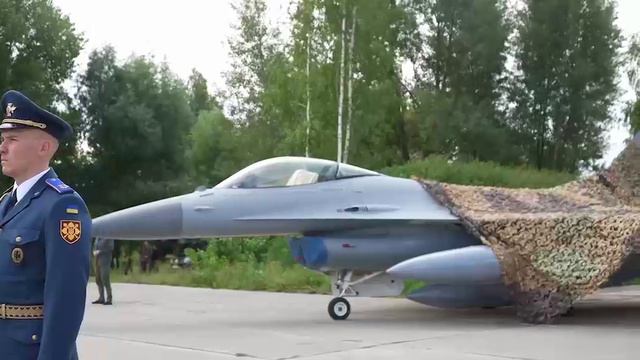Зеленский официально подтвердил прибытие истребителей F-16 на Украину смотреть онлайн