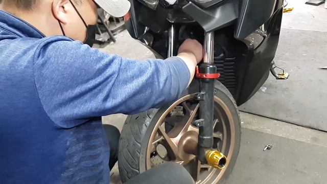 Mounting the Yamaha Xmax 300 Scooter Motorcycle Front Shock Absorber Stabilizer смотреть онлайн