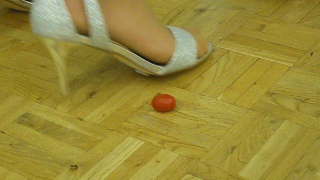 Tomatoes crumbled with sandals смотреть онлайн