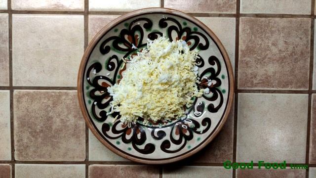 САЛАТ ИЗ КУРИЦЫ И ГРИБОВ С СЫРНОЙ НОТКОЙ. смотреть онлайн