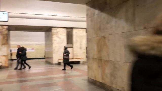 Станция метро «Университет» у МГУ смотреть онлайн