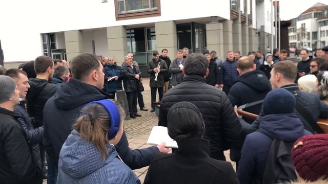 Собрались друзья у суда в поддержку семье Бычковых смотреть онлайн