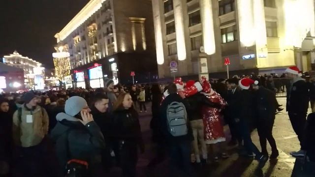 Гуляния в новогоднюю ночь 2018 в Москве (пересечение Тверской и Моховой) смотреть онлайн