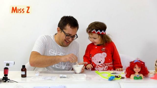 Амелия делает мыло жвачку в домашних условиях Амелька и мыльный слайм смотреть онлайн