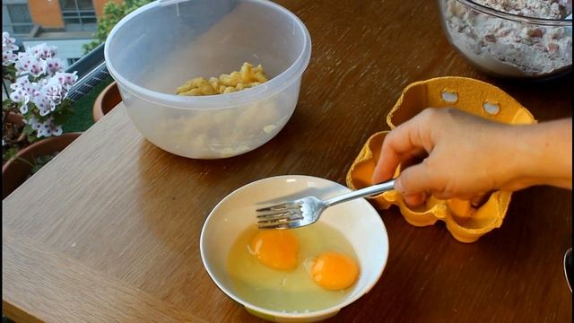 БАНАН и КЛУБНИКА КЕКСЫ! Смешал за 10 минут и в духовку! Готовь чай! смотреть онлайн