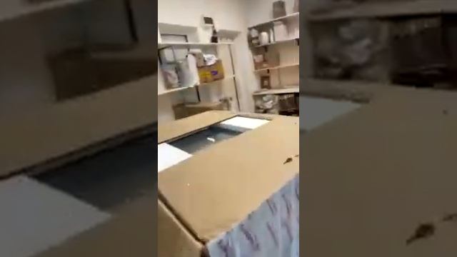 На видео получение уже разбитой встраиваемой микроволновки Bosch заказчиком смотреть онлайн