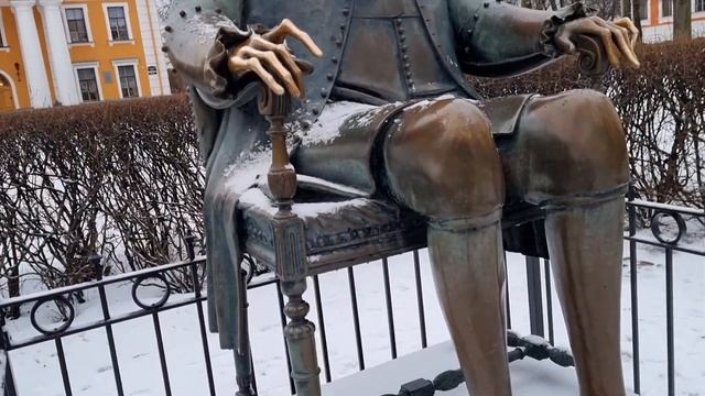 Вот это наглость! Мужчина сел верхом на памятник Петру I в центре Петербурга смотреть онлайн