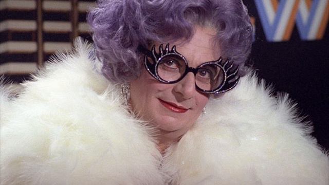 Dame Edna Everage sings “Call me old fashioned!” смотреть онлайн