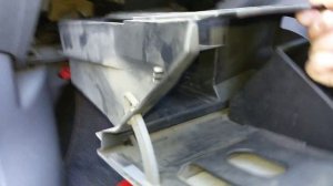 01. Мазда Демио фильтр салона замена. Снять бардачок