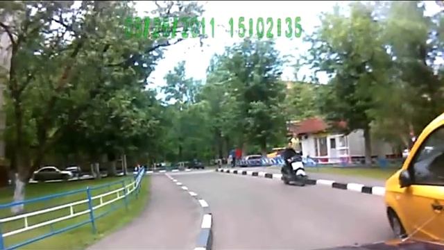 Очередная желтая машинка припарковалась на другую..mp4