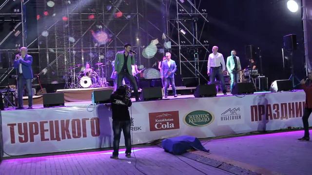 Хор Турецкого исполняет песню Батырхана Шукенова смотреть онлайн