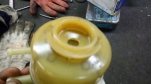 Нашёл очередное применение своим шарикам)), или как помыть бачок ГУРа изнутри!!!))