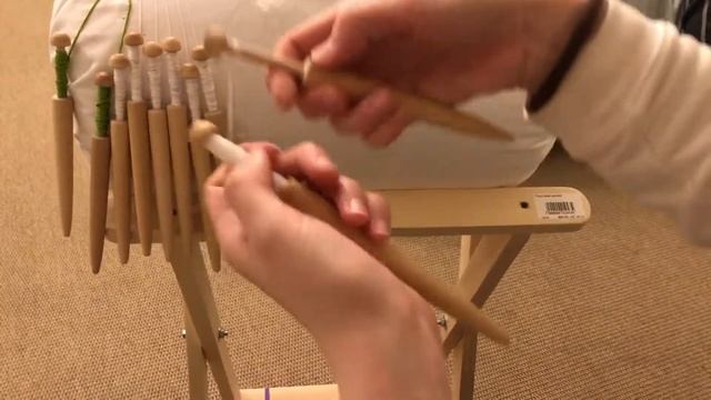 Урок 2. Как правильно навить нить на коклюшку смотреть онлайн