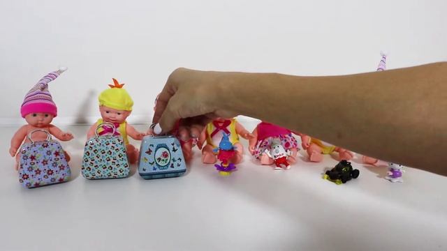 Открываем сюрпризы в чемоданчиках гномов. Любимые игрушки. Развивающие видео для детей смотреть онлайн