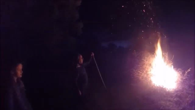 Уборка на компании Вечером большой костер с веточек оливковых деревьев смотреть онлайн