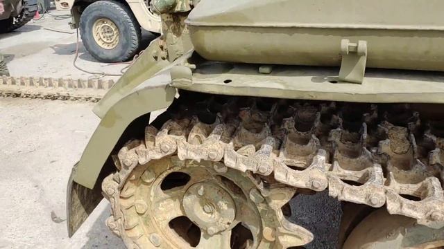 Connecting tracks on a Syrian T62/ Установка и соеденение траков на Т62 смотреть онлайн
