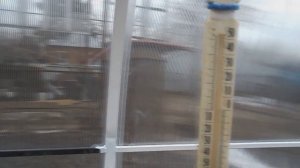 установка проветривателя для теплиц из амортизатора.