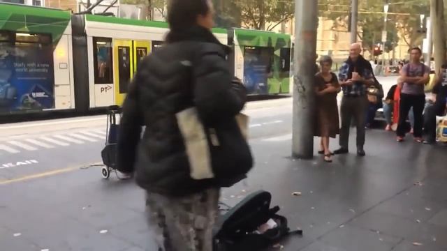 СКРИПАЧ ОТ БОГА ► Уличный Музыкант Заставил Всю Улицу Слушать смотреть онлайн