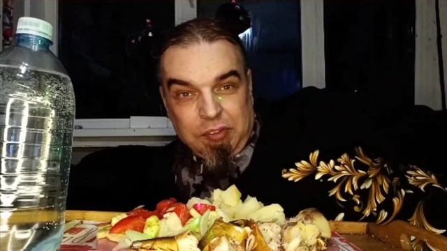 Мукбанг на Диване. #еда #обжор #мукбанг #еданакамеру #mukbang #русскиймукбанг #фастфуд #питер #рек