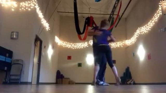 Elizabeth Arris: beginner tango lesson with Dominic Tracey (Milonga) смотреть онлайн