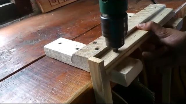 Юные пчеловоды! Как просверлить отверстие в рамке. смотреть онлайн