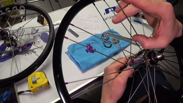 Сборка колёс велосипеда на титане | Wheel assembly on titanium смотреть онлайн