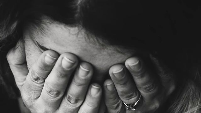 Бродяга замер когда молния ударила в оградку на могиле богача, а увидев кто пришел на следующий ден смотреть онлайн