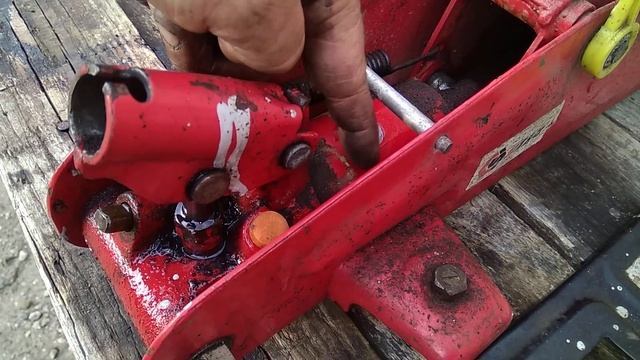 Подкатной гидравлический домкрат - Как долить масло