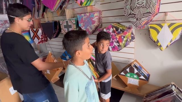Loja de Pipas aberta, Levei as Crianças pra Comprar PIPAS, Mineiro Pipas* смотреть онлайн