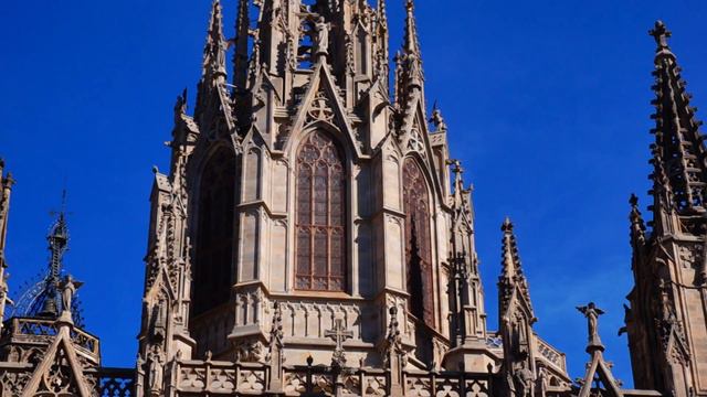 Выступление уличных музыкантов у Кафедрального собора Барселоны смотреть онлайн