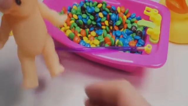 Учимся различать цвета. Маленькая Кукла Играется в Ванне с Конфетами M&M Для Маленьких Детей смотреть онлайн