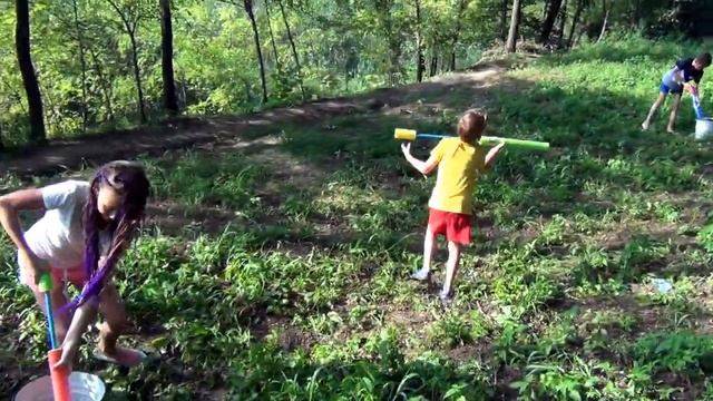 Водяная битва на водяных пистолетиках. Лето, вода, игра. смотреть онлайн