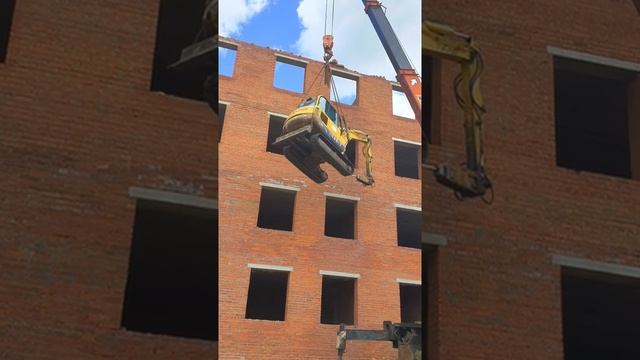 Подъем эксковатора на крышу смотреть онлайн