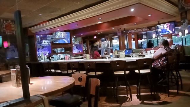 США.Ресторан.Тёти за барной стойкой. смотреть онлайн