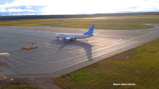 Самолёты на перроне Победилово: Як-40, Boeing-737 и Bombardier CRJ 100. смотреть онлайн