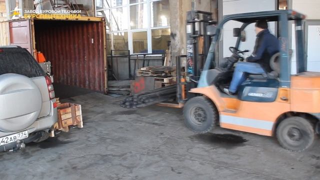 Отгрузка малогабаритной буровой установки ГБУ 80Л с насосом НБ-200 80. Видео от ЗБТ смотреть онлайн