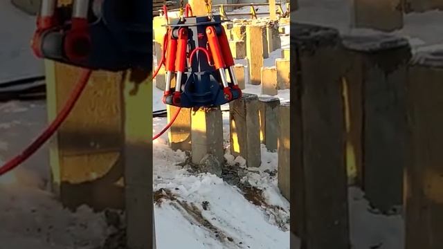 Сваерезка CASTOR на автокране смотреть онлайн